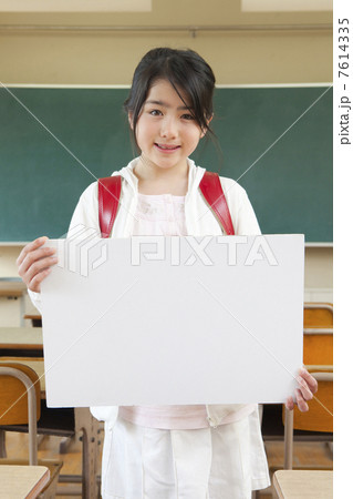 教室でメッセージボードを持った小学生 7614335