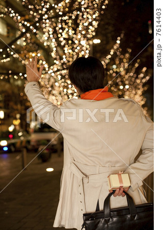 プレゼントを隠している男性 7614403