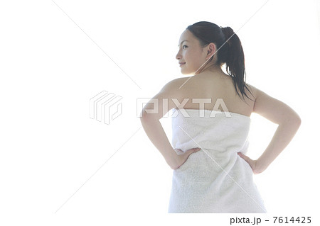 バスタオルを身体に巻いて立っている女性の後ろ姿 7614425