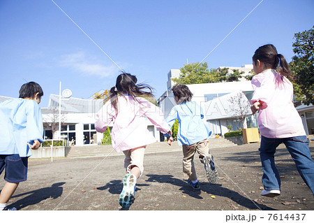 園庭を走る幼稚園児の後姿 7614437