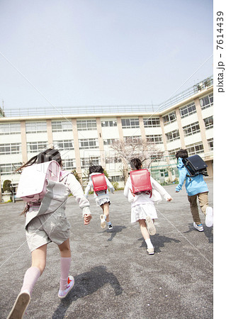 登校する小学生4人の後姿 登校する小学生4人の後姿 7614439
