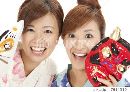 お面を持った浴衣女性2人 お面を持った浴衣女性2人 7614519
