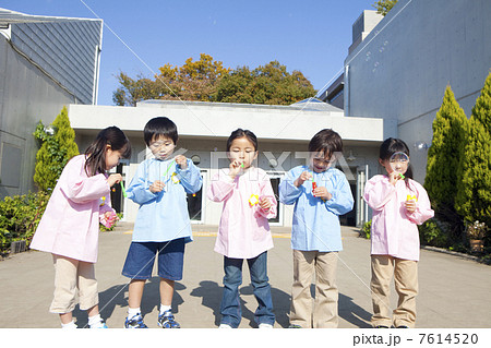 シャボン玉をふく幼稚園児5人 7614520
