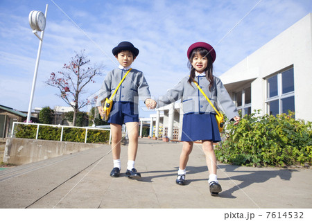 登園する幼稚園児男女 7614532