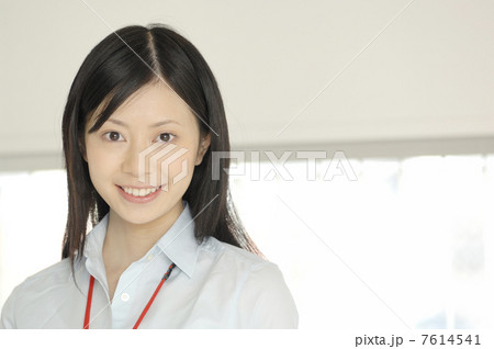 オフィスで笑っている女性 7614541