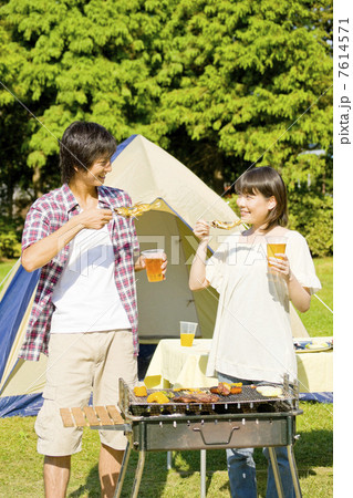 バーベキューの鮎を食べるカップル バーベキューの鮎を食べるカップル 7614571