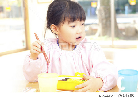 お弁当を食べる幼稚園女児 お弁当を食べる幼稚園女児 7614580