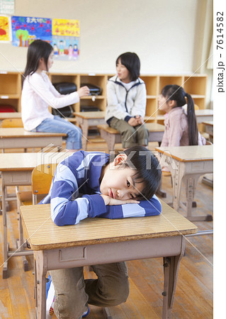 仲間外れにされる小学生男子 7614582