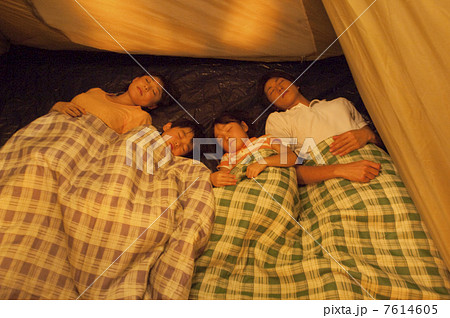 テントの中で眠る家族 7614605