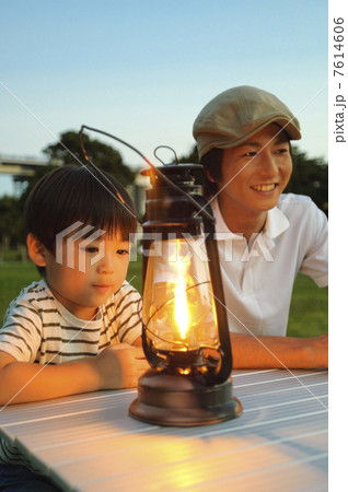 ランタンに照らされた父親と男の子 7614606