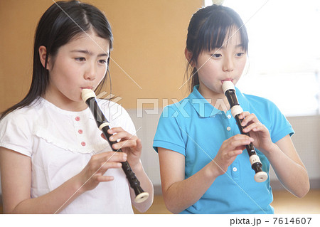リコーダーを吹く小学生女子 7614607
