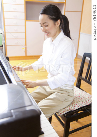 ピアノを弾く女性教師 7614611