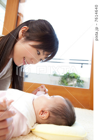 赤ちゃんの顔を見て微笑む母親 赤ちゃんの顔を見て微笑む母親 7614640