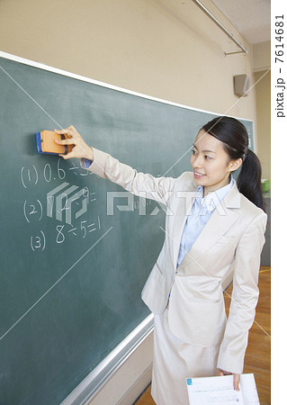 黒板を消す女教師 黒板を消す女教師 7614681