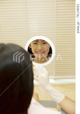 鏡で治療後の確認をする女の子 鏡で治療後の確認をする女の子 7614692