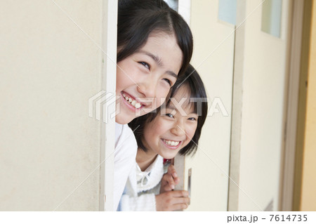 教室内を覗く小学生女子 教室内を覗く小学生女子 7614735
