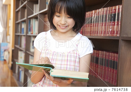 図書室で本を読む小学生女子 図書室で本を読む小学生女子 7614738