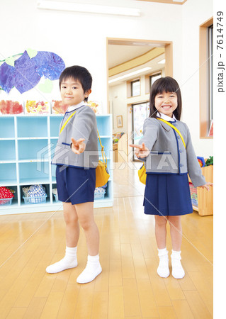 ピースサインをする幼稚園児男女 7614749