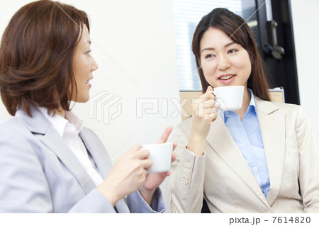 コーヒーを飲むOL2人 7614820