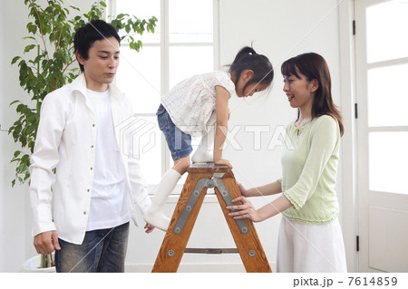 脚立に登る女の子 7614859