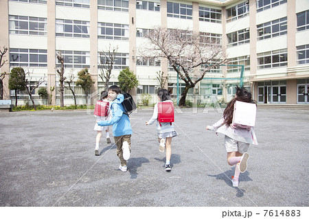 登校する小学生4人 7614883