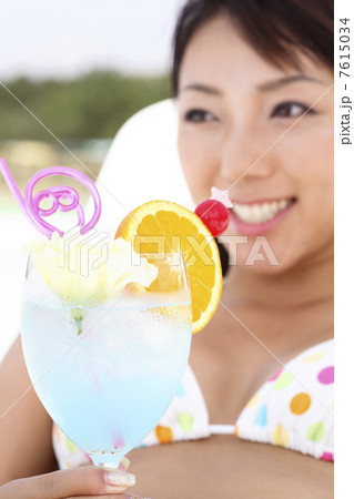 トロピカルジュースを持つ女性 トロピカルジュースを持つ女性 7615034