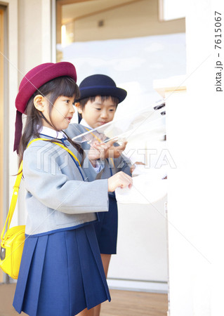 上履きに履き替える幼稚園児男女 7615067