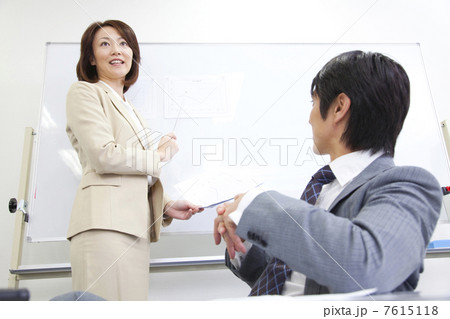 会議室で打合せをするビジネスマンとOL 7615118