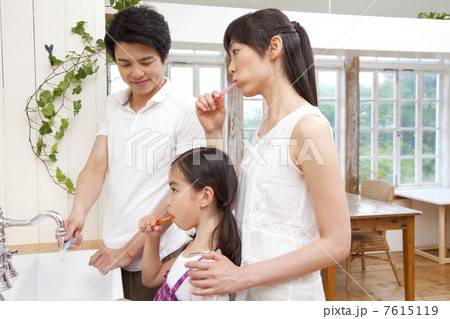 歯磨きをする親子 7615119