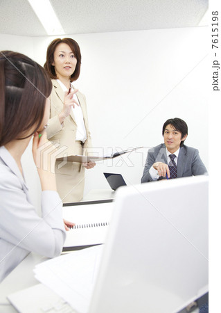 ミーティング中のビジネスマンとOL 7615198