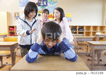 仲間外れにされる小学生男子の写真素材