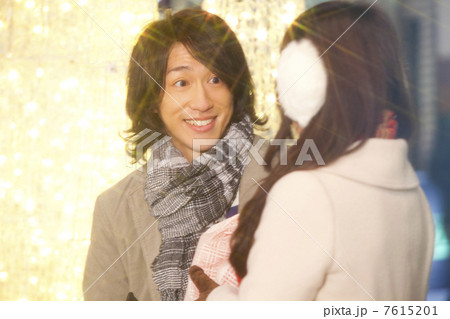 女性からのクリスマスプレゼントに喜ぶ男性 女性からのクリスマスプレゼントに喜ぶ男性 7615201