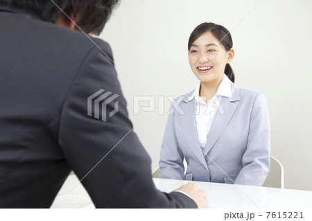 面接を受ける女性 7615221