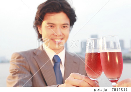 ワインのロゼで乾杯をしている男性 7615311