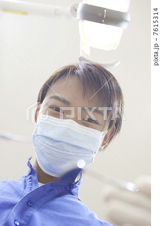 治療をする男性歯科医 治療をする男性歯科医 7615314
