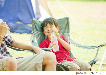 ペットボトルの水を飲む男の子 7615320
