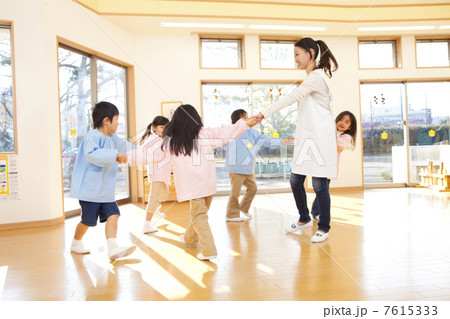 輪になって踊る幼稚園教諭と幼稚園児 7615333