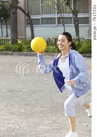 ドッヂボールを投げる女性教師 ドッヂボールを投げる女性教師 7615391