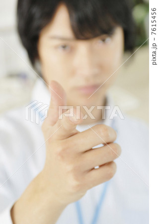 男性の手元 7615456