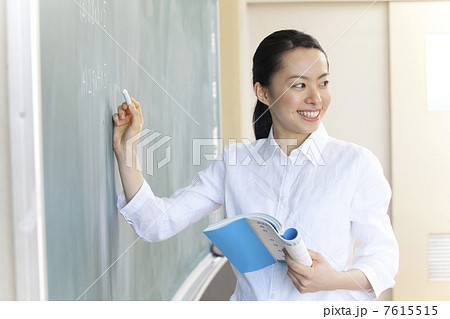 黒板に問題を書く女性教師 黒板に問題を書く女性教師 7615515