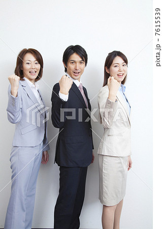 ガッツポーズをするビジネスマンとOL2人 7615539