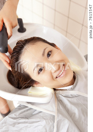 ヘアサロンでシャンプーする女性 ヘアサロンでシャンプーする女性 7615547