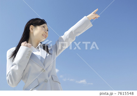 腕を上げている女性 腕を上げている女性 7615548