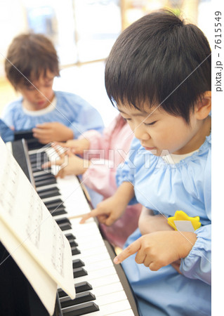 ピアノを弾く幼稚園児 7615549