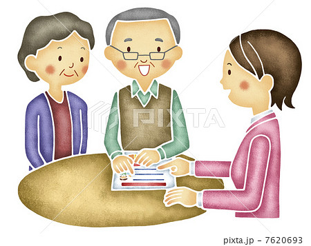 保険の相談をする老夫婦 7620693