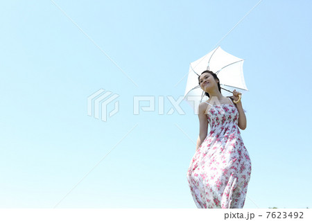 夏 青空と若い女性 夏 青空と若い女性 7623492