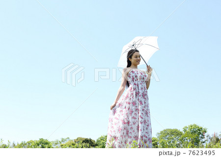 夏 青空と若い女性 夏 青空と若い女性 7623495