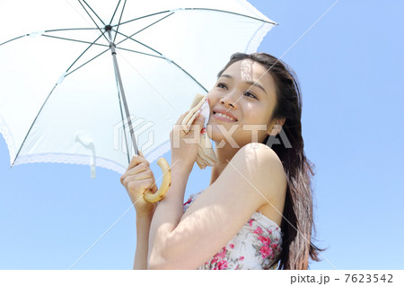 夏 青空と若い女性 夏 青空と若い女性 7623542