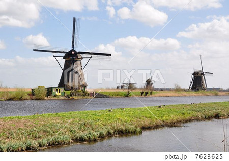 キンデルダイクの風車群　オランダ 7623625