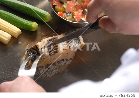 魚料理 ソテー 鉄板焼き 魚ソテー すずきソテー すずき 西洋料理の写真素材